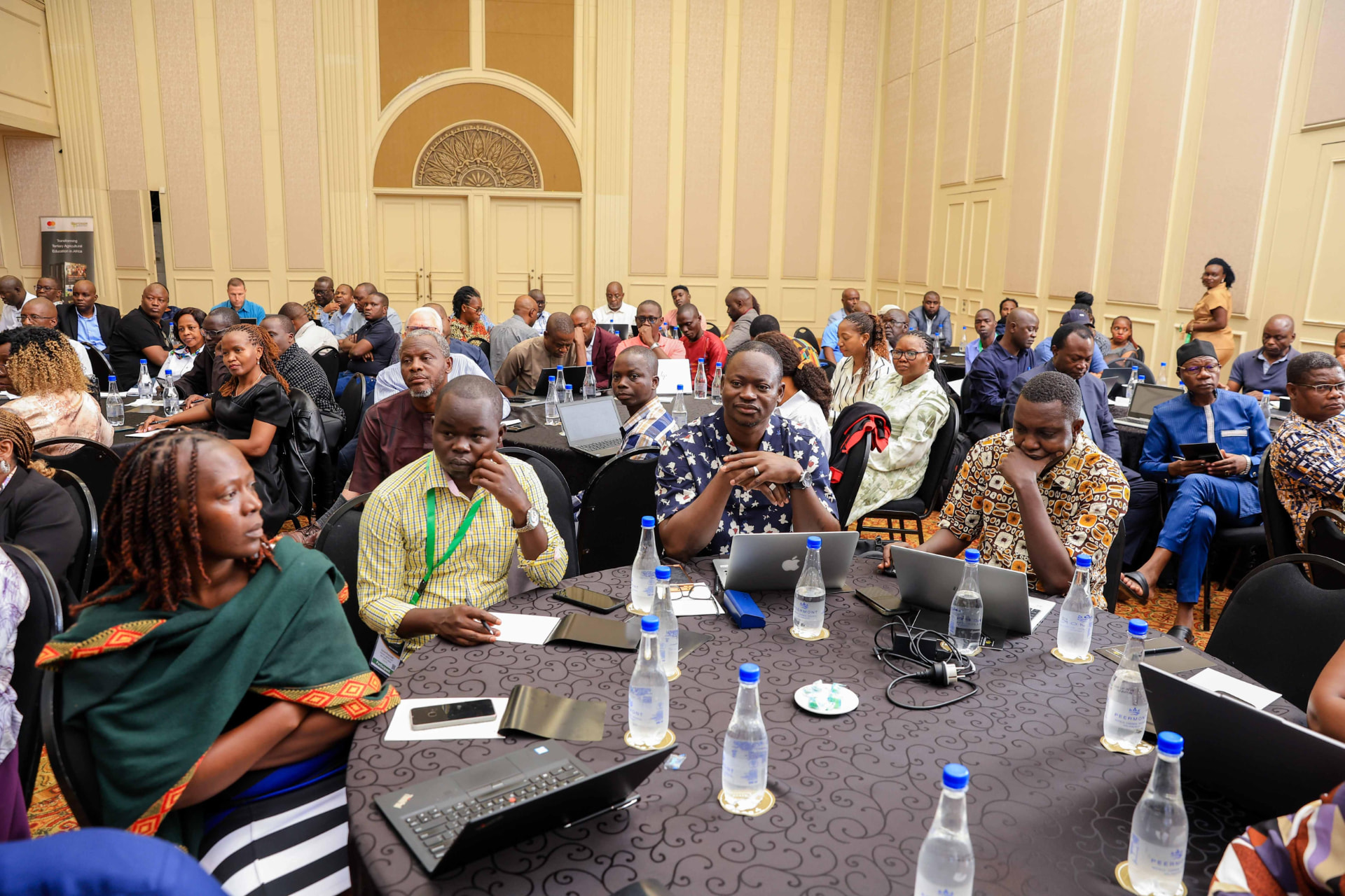 Participants réunis pour une conférence et des échanges collectifs